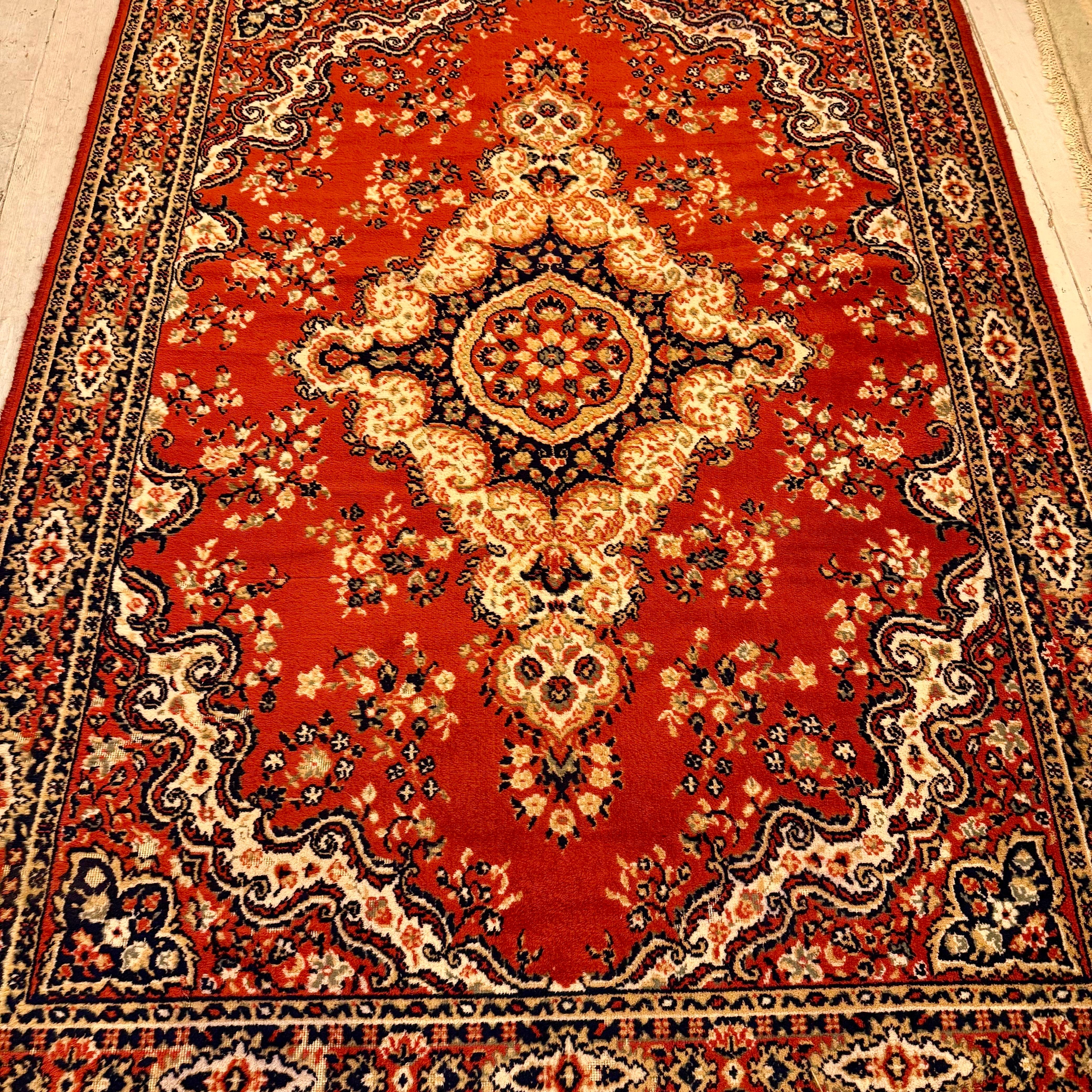 Red Medallion Carpet with Curvilinear Border, 230 × 170 cm