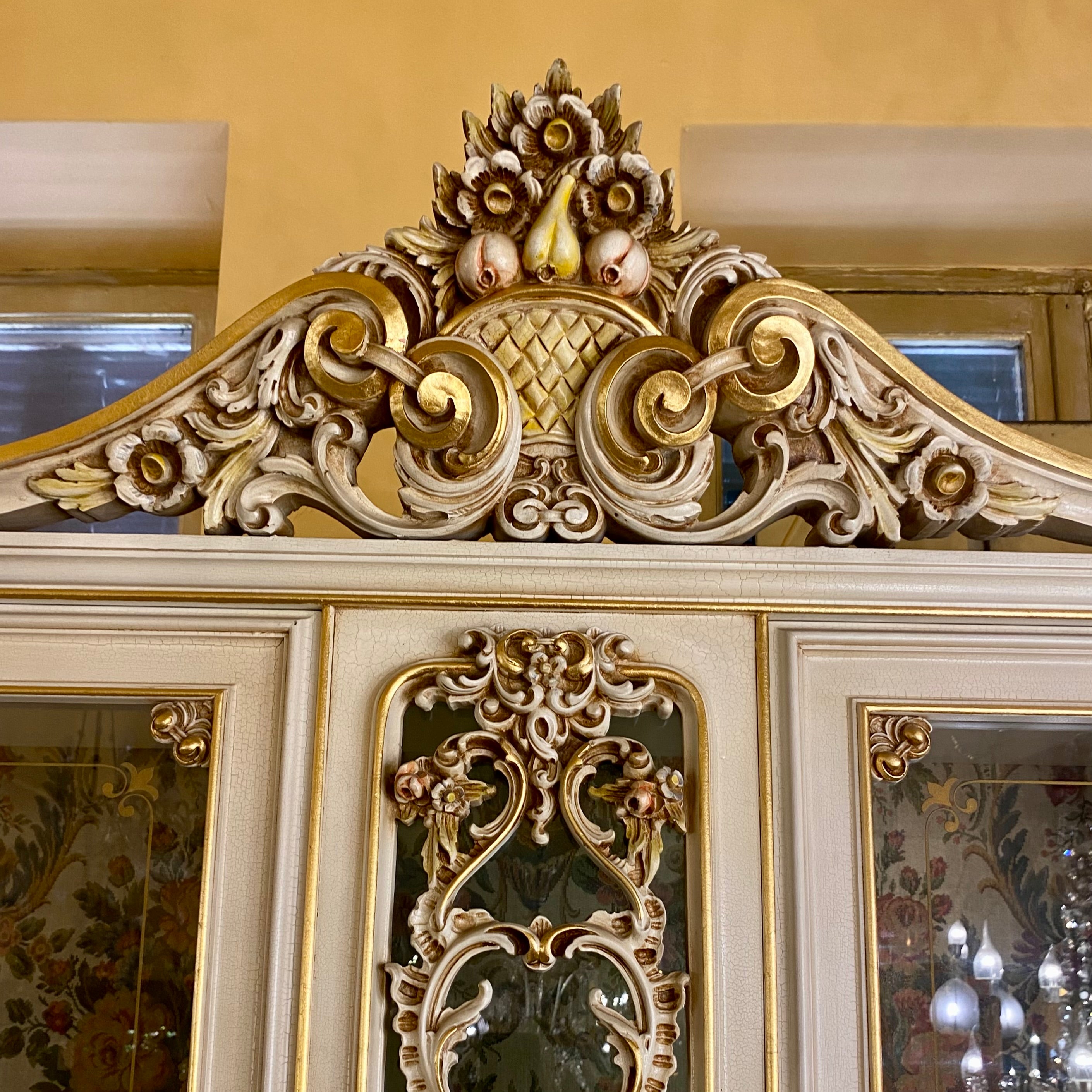 Gorgeous Hand Carved Italian Gilt Display Cabinet